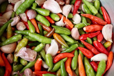 Sarımsaklı kırmızı ve yeşil biber.