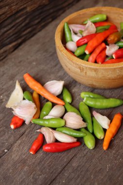 Sarımsaklı kırmızı ve yeşil biber.