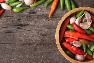 Sarımsaklı kırmızı ve yeşil biber.