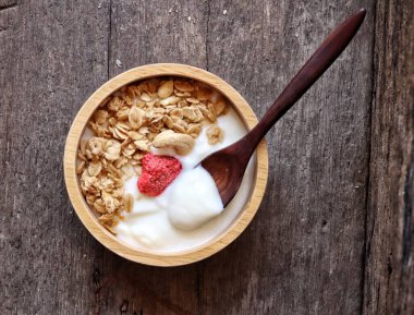 Sütlü taze yoğurt sütü ve tahıl gevreği.