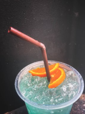 Mavi Hawaii kokteyli tropikal içecek.