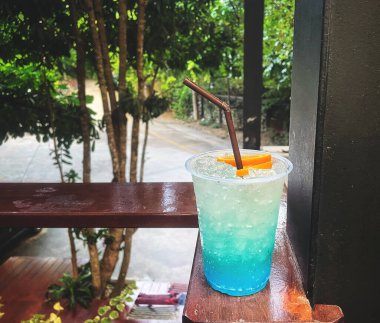 Mavi Hawaii kokteyli tropikal içecek.