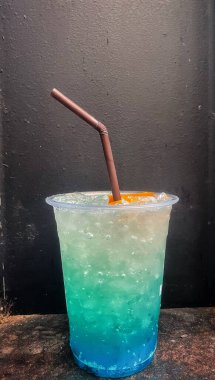 Mavi Hawaii kokteyli tropikal içecek.