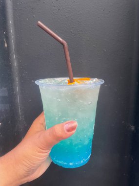 Mavi Hawaii kokteyli tropikal içecek.