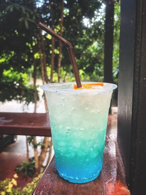 Mavi Hawaii kokteyli tropikal içecek.