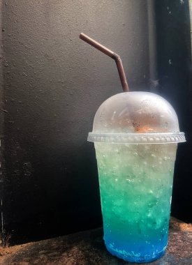 Mavi Hawaii kokteyli tropikal içecek.