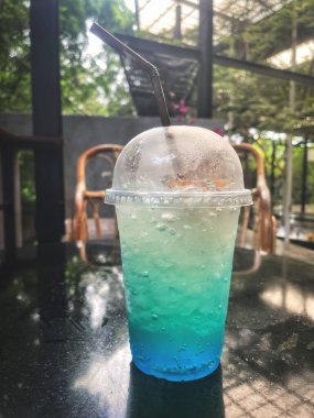 Mavi Hawaii kokteyli tropikal içecek.