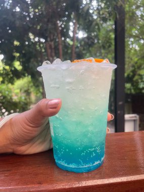 Mavi Hawaii kokteyli tropikal içecek.