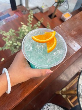 Mavi Hawaii kokteyli tropikal içecek.