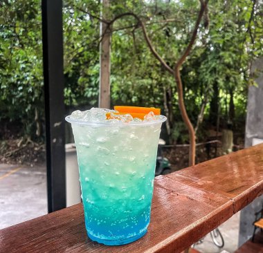 Mavi Hawaii kokteyli tropikal içecek.