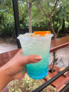 Mavi Hawaii kokteyli tropikal içecek.