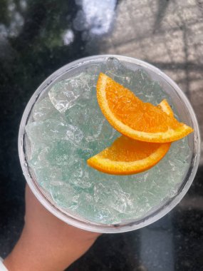 Mavi Hawaii kokteyli tropikal içecek.