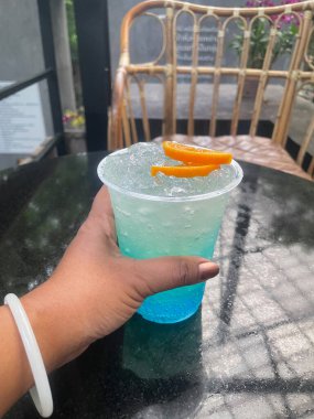 Mavi Hawaii kokteyli tropikal içecek.