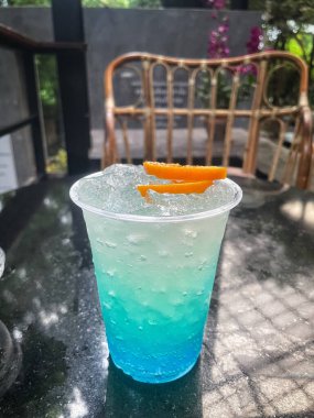 Mavi Hawaii kokteyli tropikal içecek.