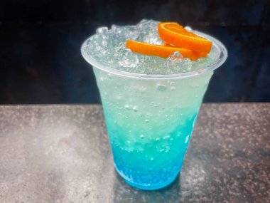 Mavi Hawaii kokteyli tropikal içecek.