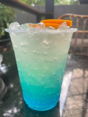 Mavi Hawaii kokteyli tropikal içecek.