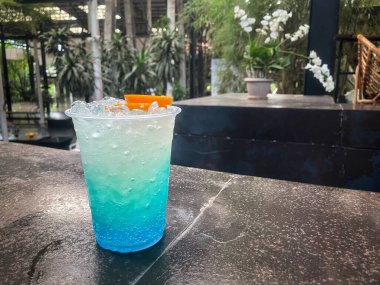 Mavi Hawaii kokteyli tropikal içecek.