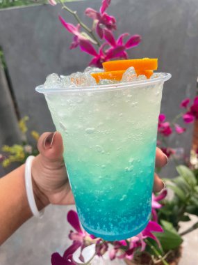 Mavi Hawaii kokteyli tropikal içecek.