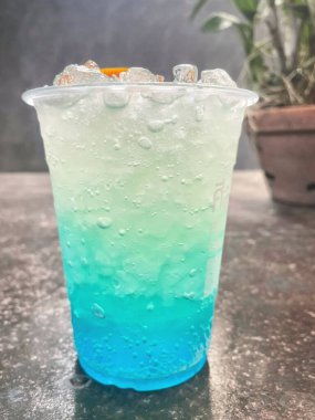 Mavi Hawaii kokteyli tropikal içecek.