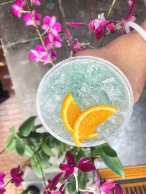 Mavi Hawaii kokteyli tropikal içecek.