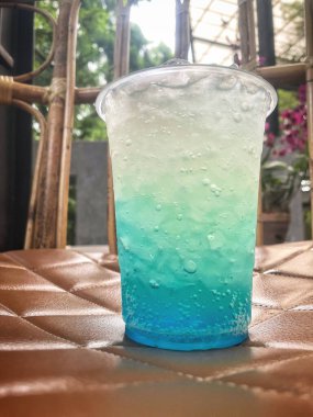 Mavi Hawaii kokteyli tropikal içecek.