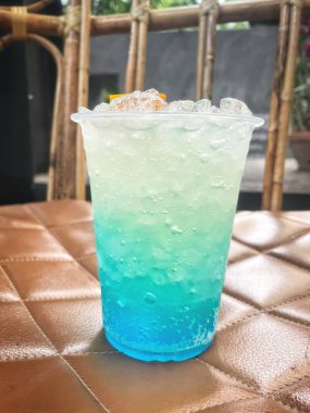 Mavi Hawaii kokteyli tropikal içecek.