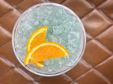 Mavi Hawaii kokteyli tropikal içecek.