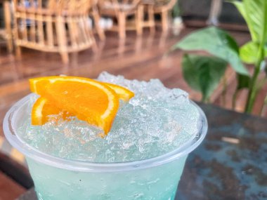 Mavi Hawaii kokteyli tropikal içecek.