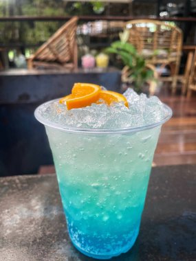 Mavi Hawaii kokteyli tropikal içecek.