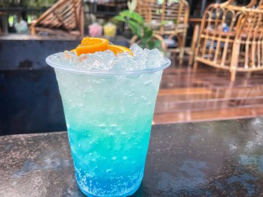 Mavi Hawaii kokteyli tropikal içecek.