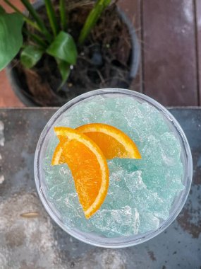 Mavi Hawaii kokteyli tropikal içecek.