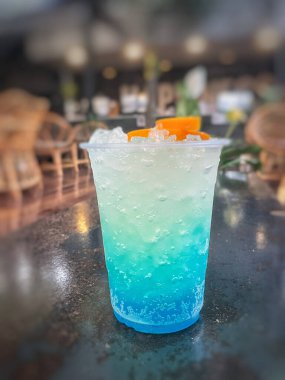 Mavi Hawaii kokteyli tropikal içecek.