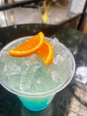 Mavi Hawaii kokteyli tropikal içecek.