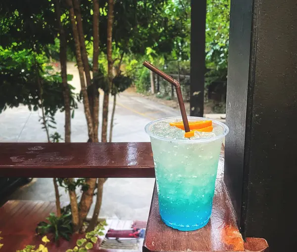 Mavi Hawaii kokteyli tropikal içecek.