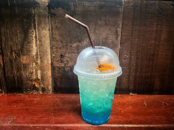 Mavi Hawaii kokteyli tropikal içecek.