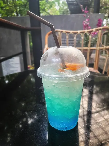 Mavi Hawaii kokteyli tropikal içecek.