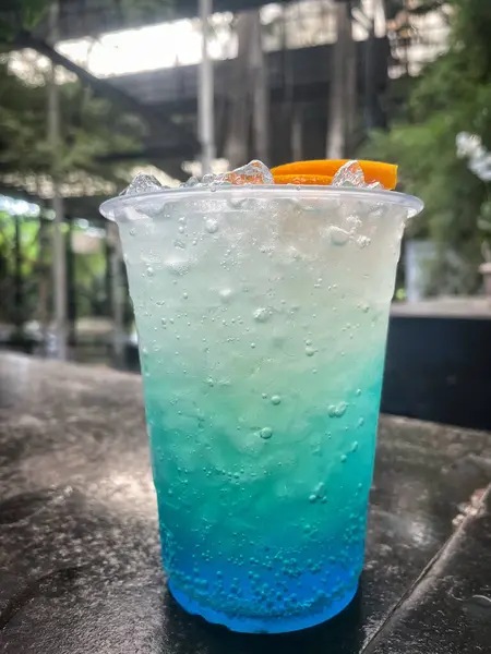 Mavi Hawaii kokteyli tropikal içecek.