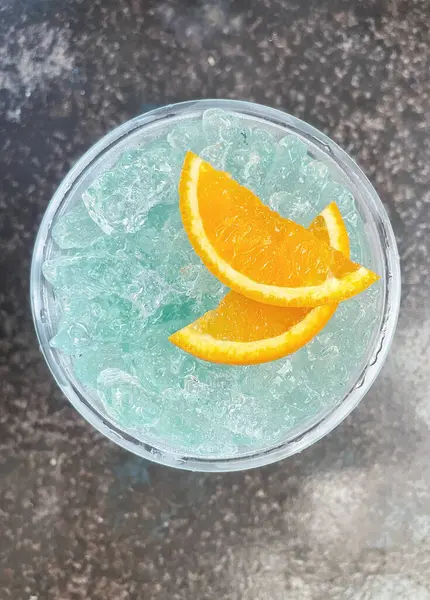 Mavi Hawaii kokteyli tropikal içecek.