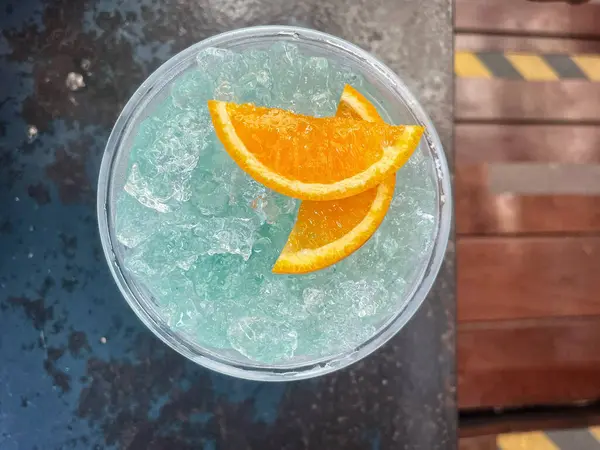 Mavi Hawaii kokteyli tropikal içecek.