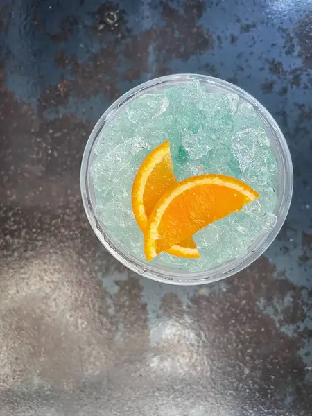 Mavi Hawaii kokteyli tropikal içecek.