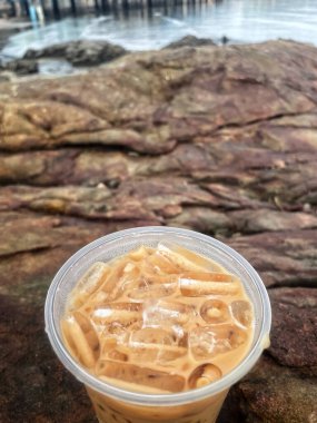 Kahverengi taşın üzerinde buzlu kahve. 