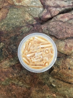 Kahverengi taşın üzerinde buzlu kahve. 