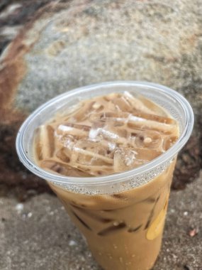 Kahverengi taşın üzerinde buzlu kahve. 