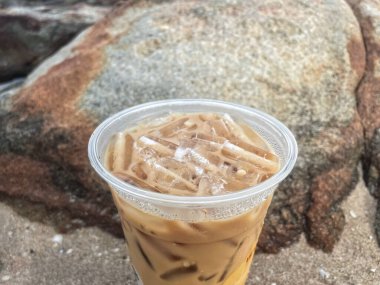 Kahverengi taşın üzerinde buzlu kahve. 