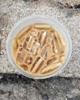 Kahverengi taşın üzerinde buzlu kahve. 