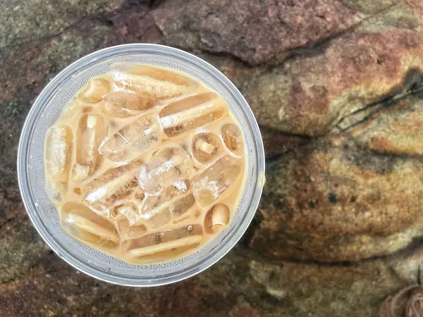 Kahverengi taşın üzerinde buzlu kahve. 