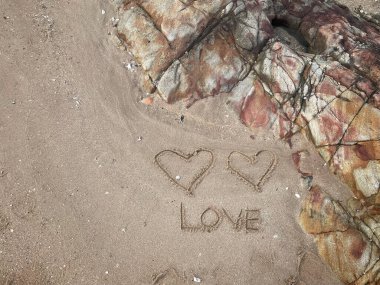 Kalpler kumsalda çizilir