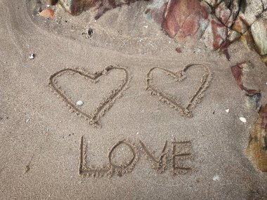 Kalpler kumsalda çizilir