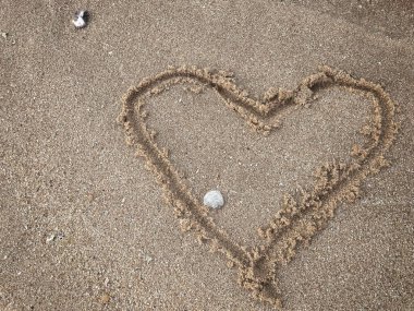 Kalpler kumsalda çizilmiş.