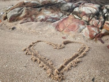 Kalpler kumsalda çizilmiş.